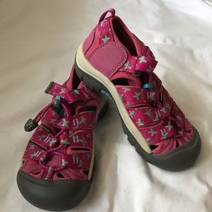 keens girls pink butterfly water-shoes